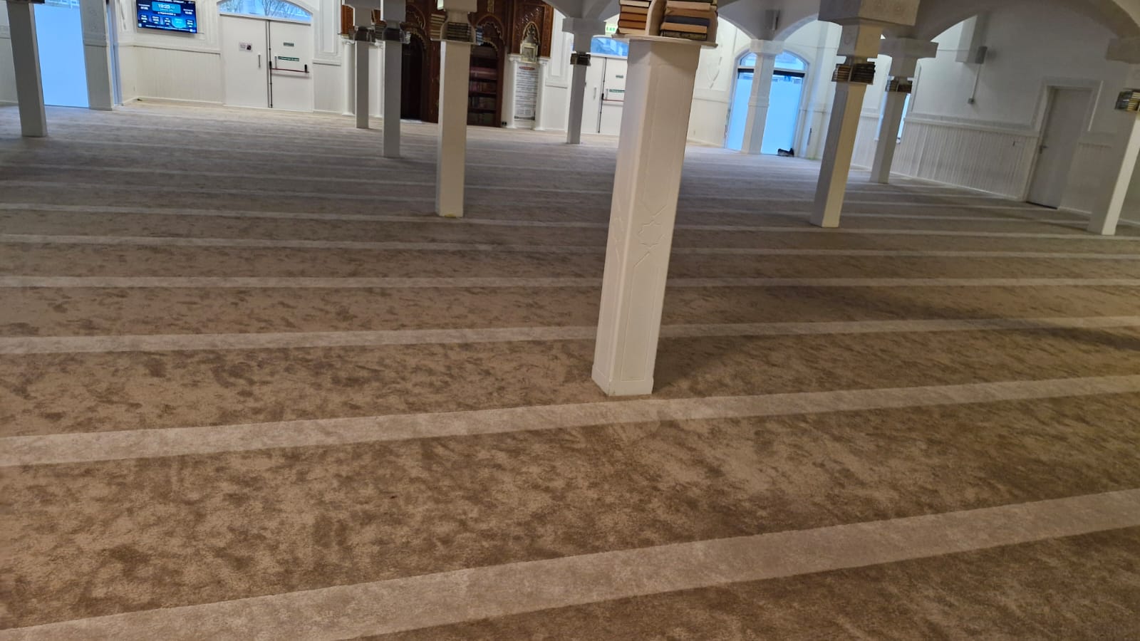 Overzicht van de gebedsruimte richting de mihrab