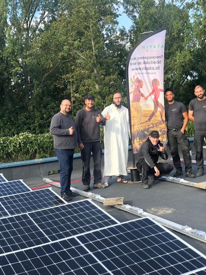 Zonnepanelen op het dak van Moskee Sayidina Ibrahim